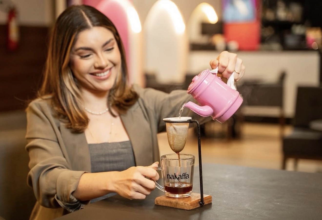 Café Nakaffa sendo coado artesanalmente